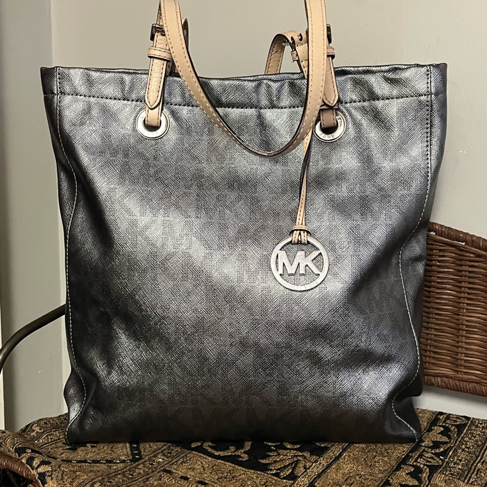 Michael Kors Large Jet Set Travel Tote  in Silver Metalic , signature leather